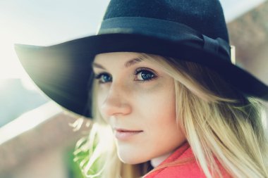 Güzel sarışın kadın.