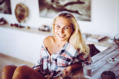 Çekici Genç Kadın