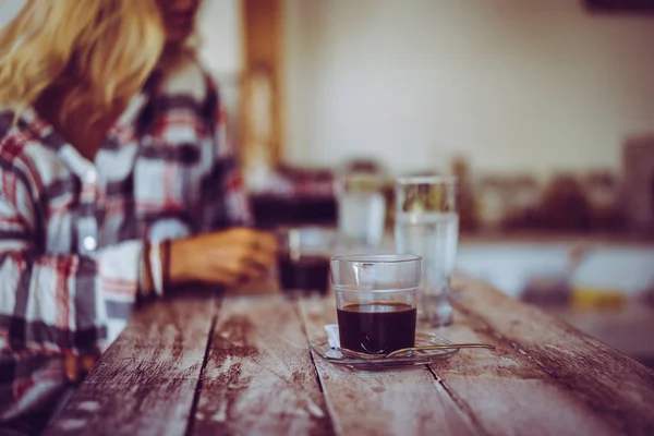 Aantrekkelijke jonge vrouw — Stockfoto