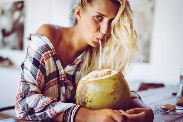 Jonge vrouw met exotisch fruit — Stockfoto