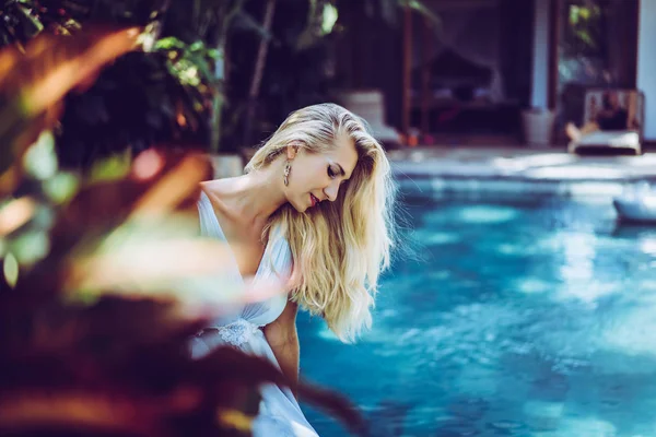 Ung kvinna nära pool — Stockfoto