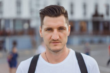 Yakışıklı genç adam.