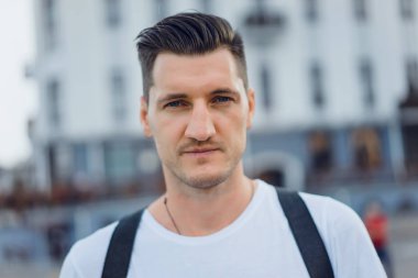 Yakışıklı genç adam.