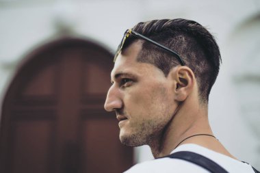 Yakışıklı genç adam.