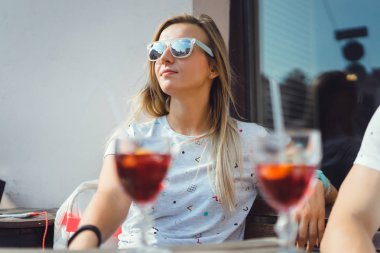 sarışın kadın güneş gözlüğü