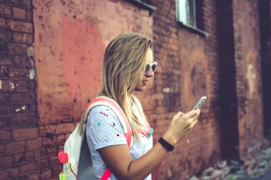 Akıllı telefonu olan genç bir kadın.