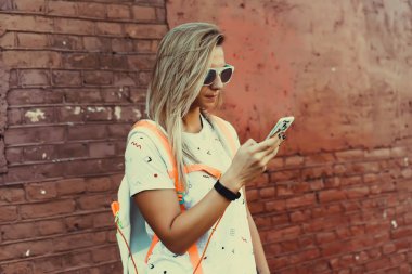 Akıllı telefonu olan genç bir kadın.