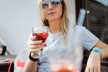 Kokteyl ile sarışın kadın