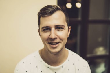 Yakışıklı genç adam.