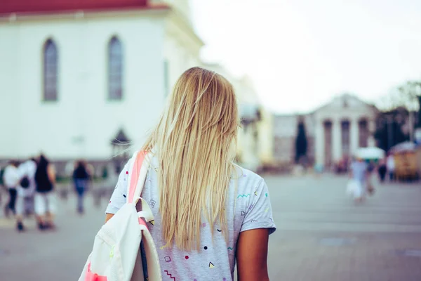 Giovane donna in occhiali da sole — Foto Stock