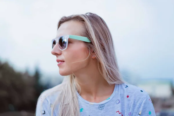 Giovane donna in occhiali da sole — Foto Stock