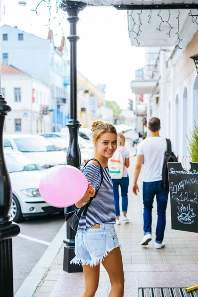 Frau mit rosa Ballon — Stockfoto