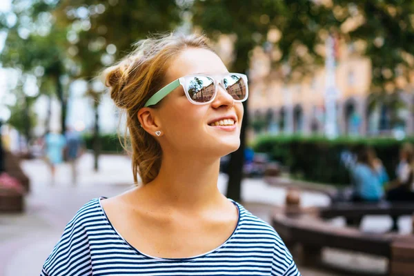 Молода жінка в сонцезахисних окулярах — стокове фото