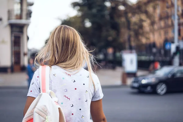 Mujer joven en gafas de sol — Foto de Stock