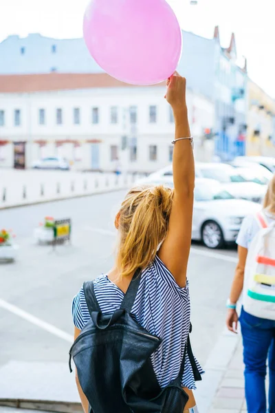 Mujer con globo rosa — Foto de Stock