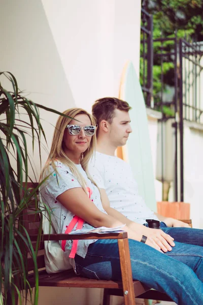 Jovem casal amoroso — Fotografia de Stock