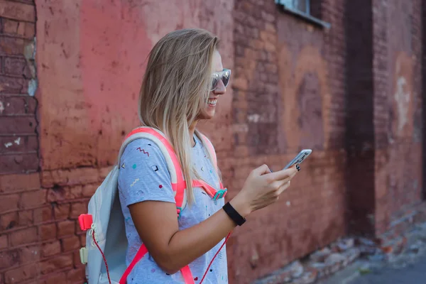 Young woman with smartphone — Stock Photo, Image