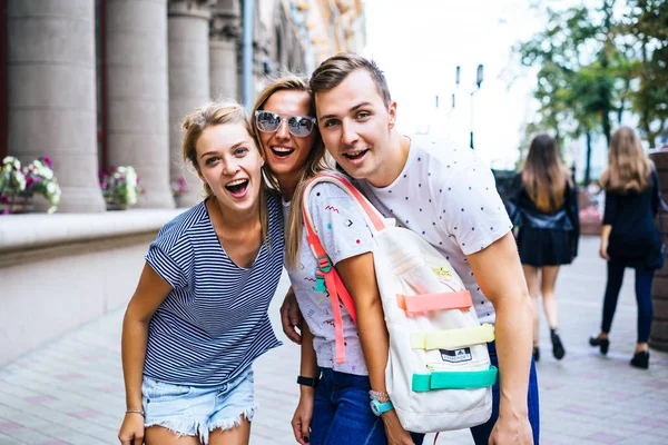 Šťastní lidé na ulici — Stock fotografie