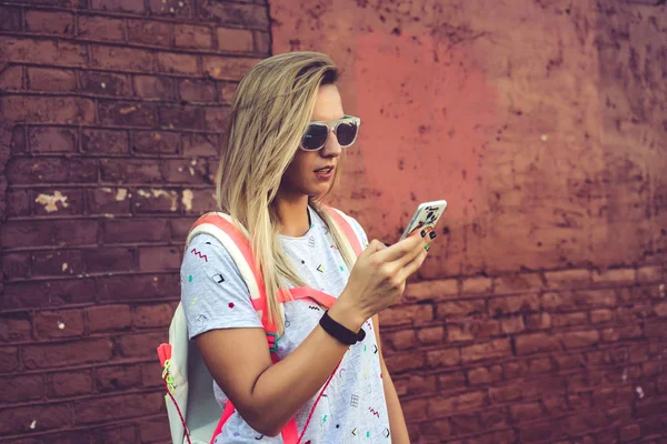 Young woman with smartphone — Stock Photo, Image