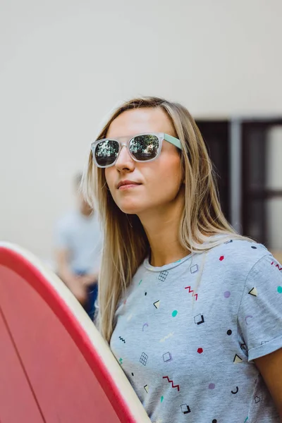 Giovane donna in occhiali da sole — Foto Stock