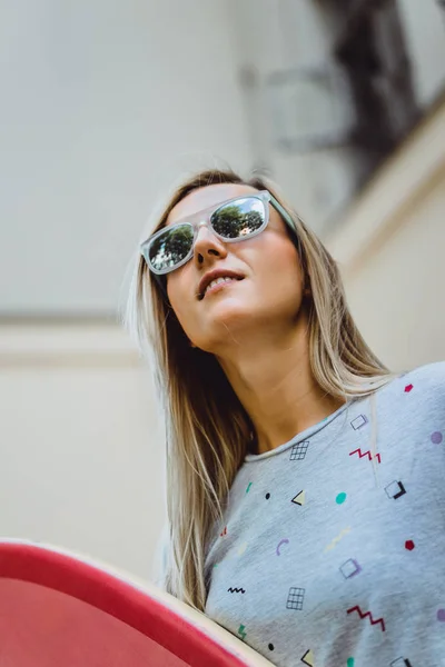 Mulher jovem em óculos de sol — Fotografia de Stock