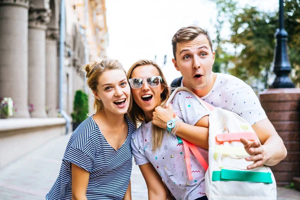 Glada människor på gatan — Stockfoto