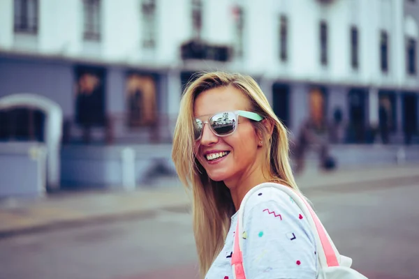 Młoda kobieta w okularach przeciwsłonecznych — Zdjęcie stockowe