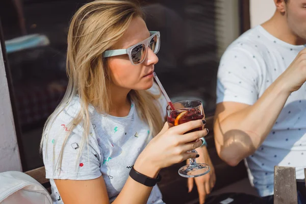 Mujer rubia en gafas de sol —  Fotos de Stock