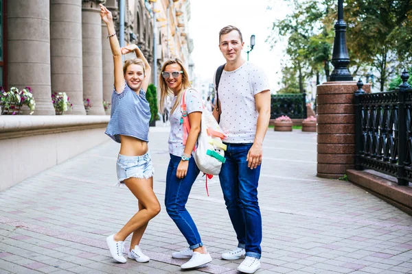 Glückliche Menschen auf der Straße — Stockfoto