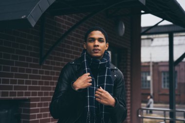 Yakışıklı genç adam.