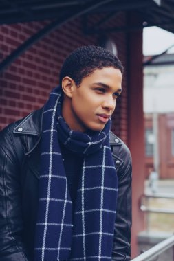 Yakışıklı genç adam.