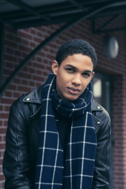 Yakışıklı genç adam.