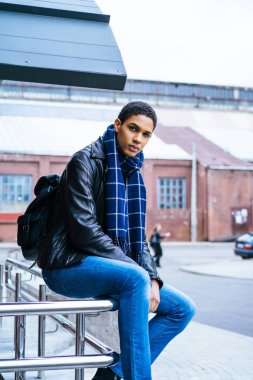 Yakışıklı genç adam.