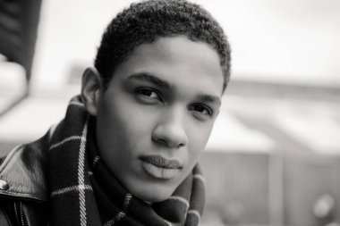 Yakışıklı genç adam.