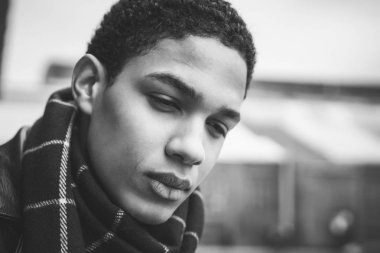 Yakışıklı genç adam.