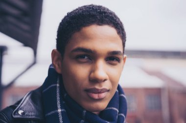 Yakışıklı genç adam.