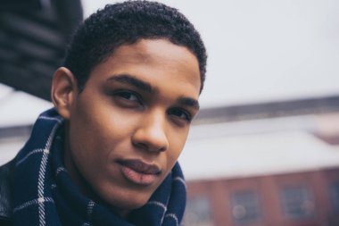 Yakışıklı genç adam.