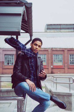 Yakışıklı genç adam.