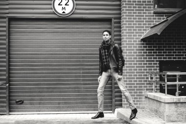 Yakışıklı genç adam.