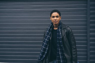 Yakışıklı genç adam.