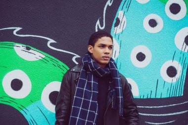 Yakışıklı genç adam.