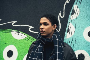 Yakışıklı genç adam.