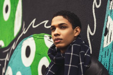 Yakışıklı genç adam.