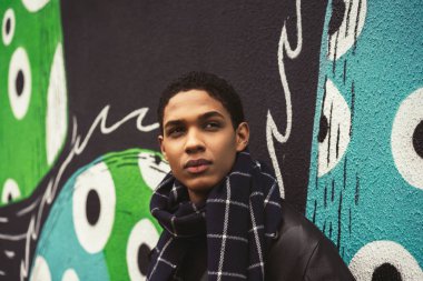 Yakışıklı genç adam.