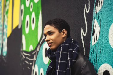 Yakışıklı genç adam.