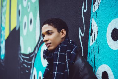 Yakışıklı genç adam.