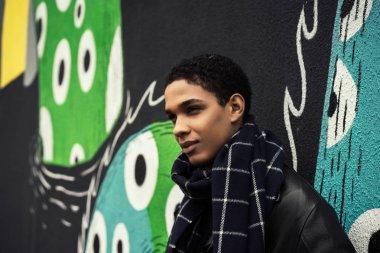 Yakışıklı genç adam.