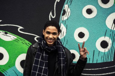 Yakışıklı genç adam.