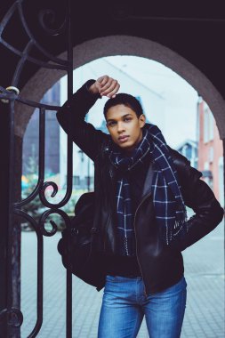 Yakışıklı genç adam.