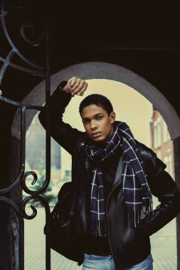 Yakışıklı genç adam.